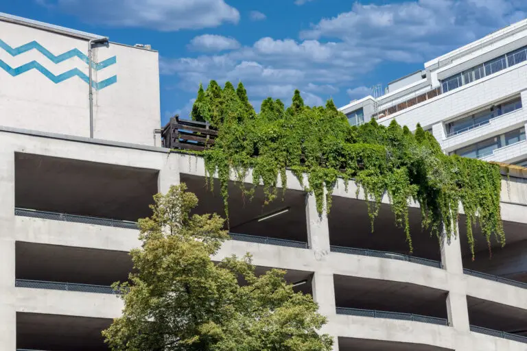 Eco-friendly Berlin parking garage featuring green rooftop garden and concrete structure under blue sky